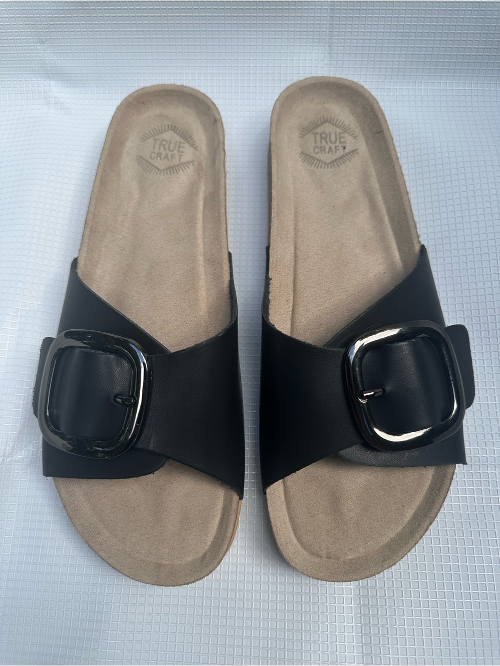 True Craft Black Buckle Slide Sandals Women’s 9